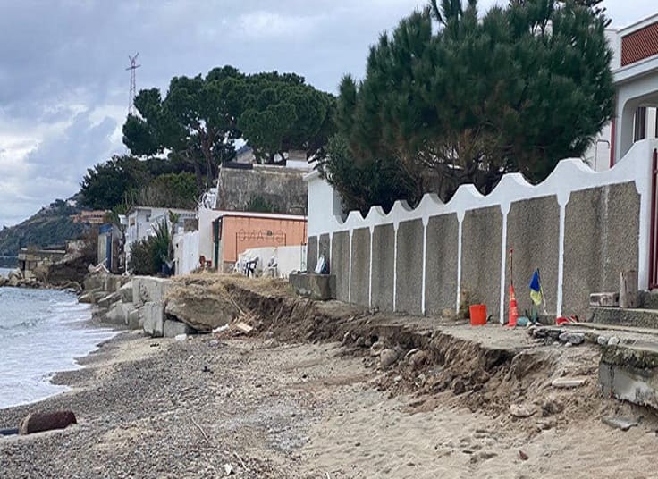 Erosione costiera: Regione Calabria, Metro City e Comune di Villa in Tribunale. I cittadini chiedono i danni causati dalle opere di messa in sicurezza del litorale
